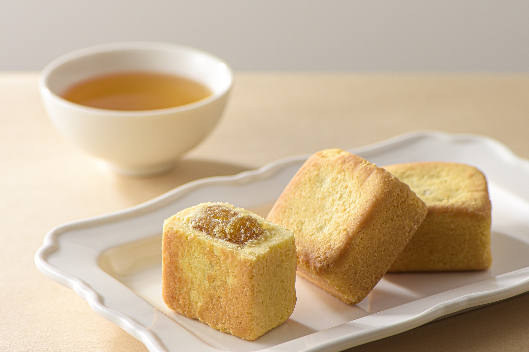 茶杯旁碟上的三件奇美黃金鳳梨酥